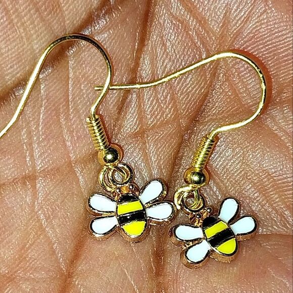 Super cute mini bumble bee earrings for kids and women - Picture 5 of 5